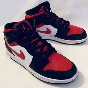 Jordan 1 Mid ‘Bred Toe Sneakers